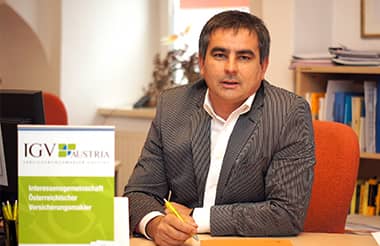 Gerald Schwarz, Versicherungsmakler in Sankt Veit an der Glan, sitzt am Schreibtisch und berät einen Kunden